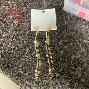NWT FREE PEOPLE gold dangle chain with pearl earrings.